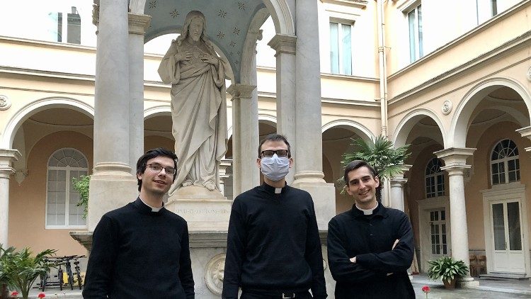 Augustin, Paul et Vincent, dans la cour du séminaire français de Rome, le 25 mars 2021