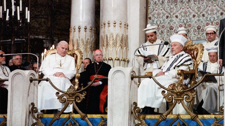 Papst Johannes Paul II. mit Elio Toaff in der römischen Synagoge