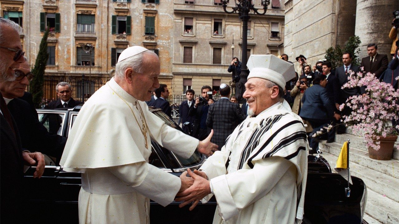 La histórica visita de San Juan Pablo II a la Sinagoga de Roma hace 35 años - Vatican News