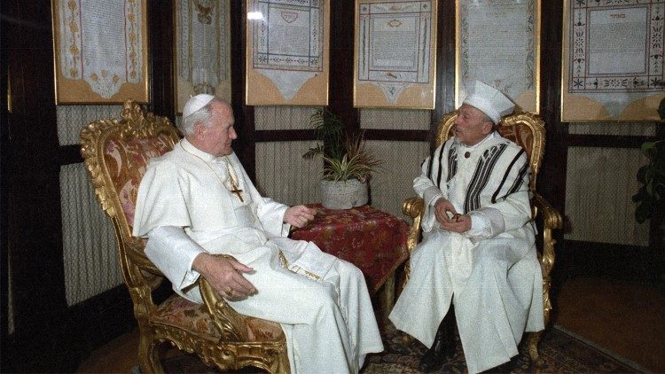 Іван Павло II і рабин Еліо Тоафф у синагозі