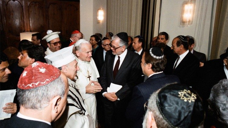 São João Paulo II em visita à Sinagoga de Roma, em 13 de abril de 1986