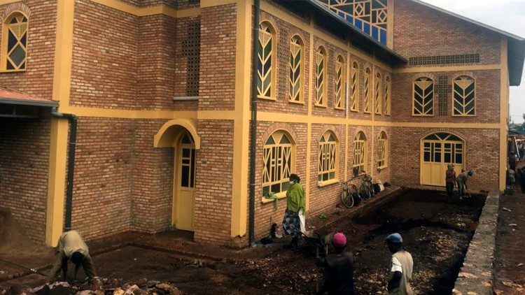 Lavori all'esterno della chiesa di San Giovanni Bosco a Rango, in Rwanda