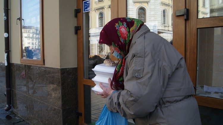 Обіди в їдальні для бідних БФ «Карітас» в Івано-Франківську