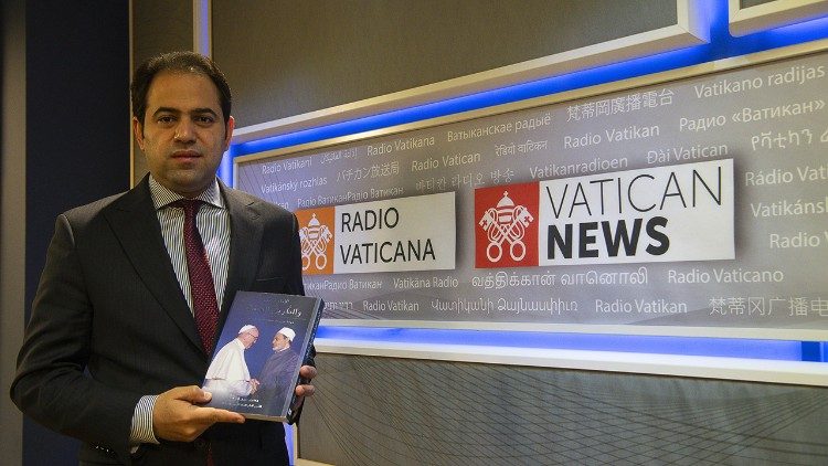 Der ägyptische Richter Mohamed Abdel Salam mit seinem Buch im Studio von Radio Vatikan
