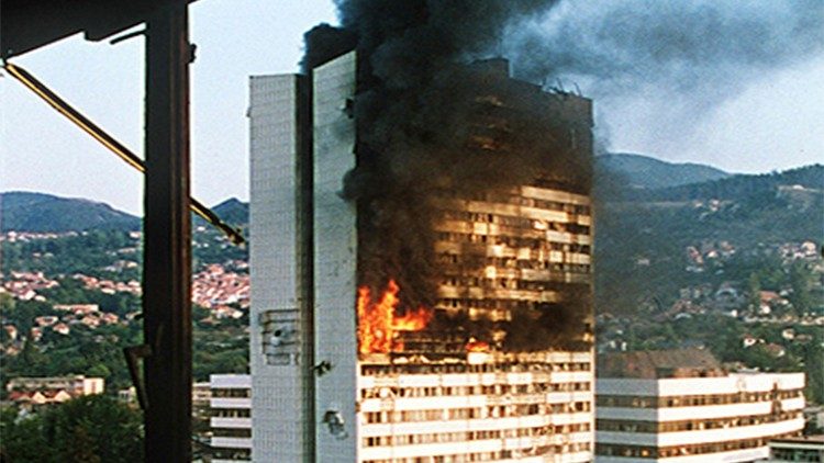 Il palazzo sede del Parlamento della Bosnia ed Erzegovina, colpito dalle cannonate dei serbo-bosniaci