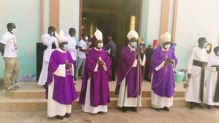 Santa Missa por Dom Pedro Zilli, em Bafatá (Guiné-Bissau)