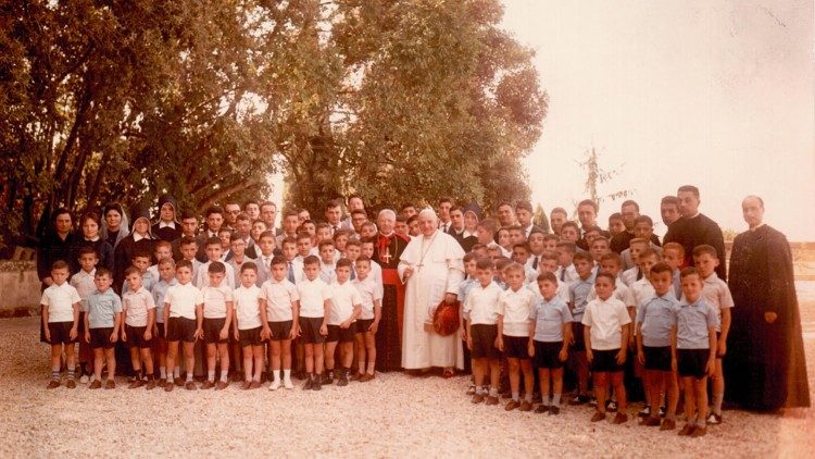 Giovanni XXIII con il cardinale Tardini e un gruppo di bambini di Villa Nazareth