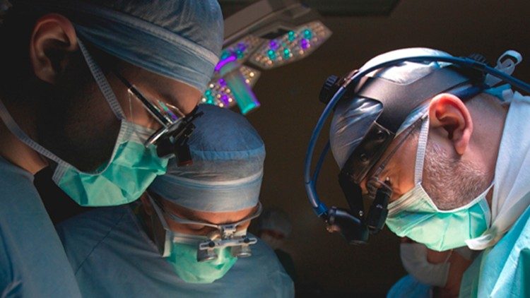 Chirurghi di Emergenza Sorrisi al lavoro con l'aiuto del "caschetto"