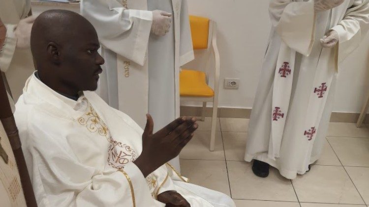 Thánh lễ phong chức linh mục cảm động cho cha Livinius  Esomchi Nnamani