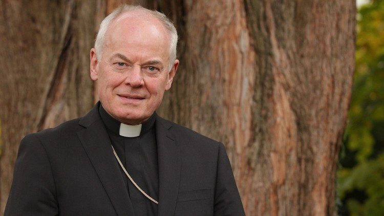 Der Augsburger Weihbischof Anton Losinger ist Bischofsvikar für Bioethik und Sozialpolitik und sitzt im Bayerischen Ethikrat