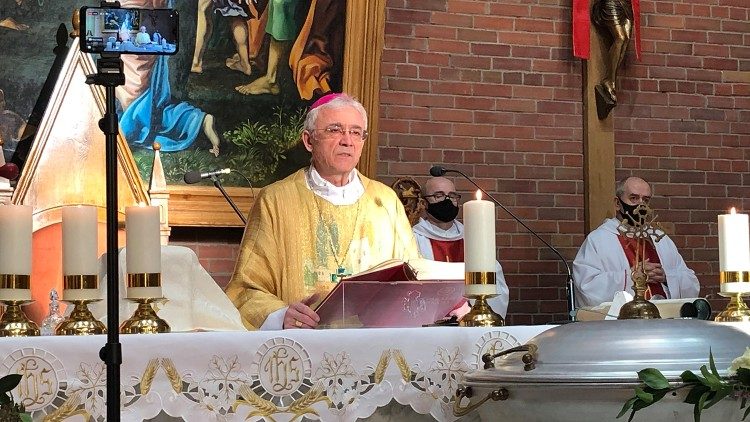 Епископ Верт совершает Святую Мессу по случаю 30-й годовщины апостольской администратуры Сибири