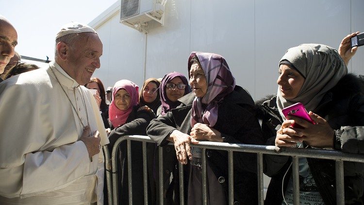 Papst Franziskus 2016 beim Besuch eines Flüchtlingslager auf Lesbos (Griechenland) - diesen Dezember reist er erneut auf die Flüchtlingsinsel