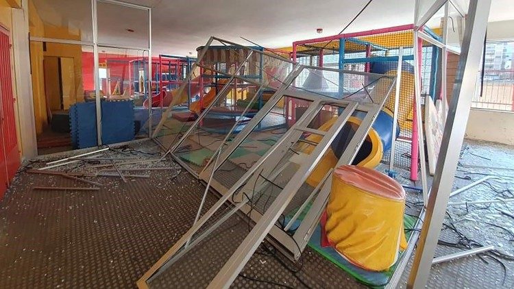 Altri danni dell'esplosione nell'Ecole Saint Vincent de Paul di Beirut