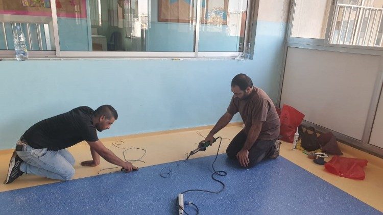 I lavori per riparare i danni dell'esplosione del 4 agosto nell'Ecole Saint Vincent De Paul