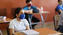 Libano-Beirut-lezioni-mascherine-esplosione-porto-2020-Covid-19-La-Salle-scuola-collegio-N1.jpeg
