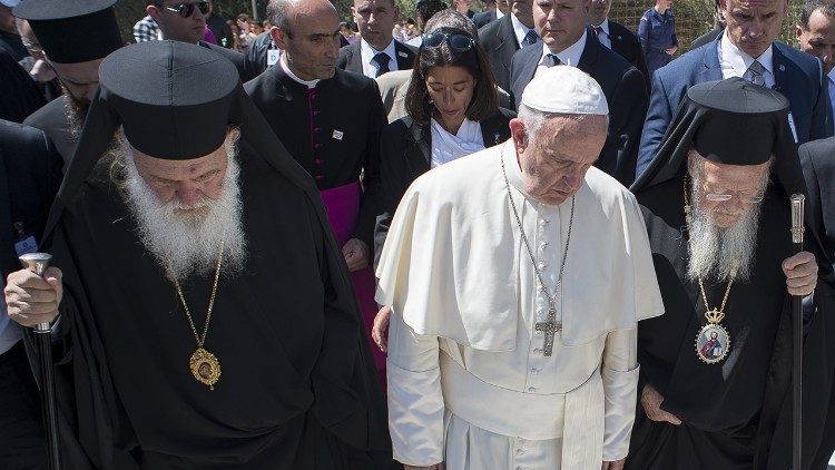 Der Papst, der ökumenische Patriarch und der orthodoxe Erzbischof von Athen im Lager Moria