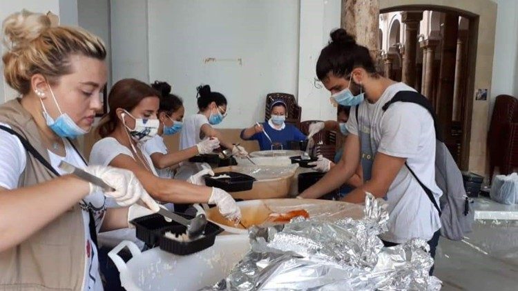 Beirut, volontari delle scuole lasalliane impegnati nella distribuzione di pasti per le famiglie colpite dall'esplosione al porto