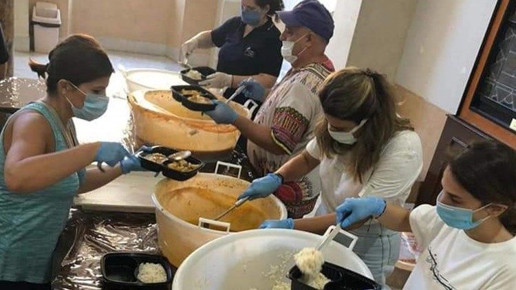 Ancora i volontari delle scuole lasalliane di Beirut impegnati nella distribuzione dei pasti per i bisognosi