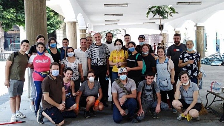 L'impegno di allievi, ex allievi, genitori e insegnanti delle scuole lasalliane di Beirut per ripulire dalle macerie 