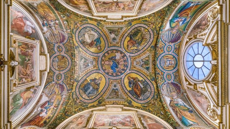 Cappella di S. Elena, mosaici di Baldassare Peruzzi, XVI secolo. Al centro il Cristo è raffigurato sorridente
