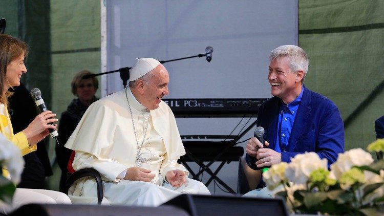 Antonia Testa e Pierluigi Sassi con Papa Francesco al "Villaggio della Terra" nel 2016
