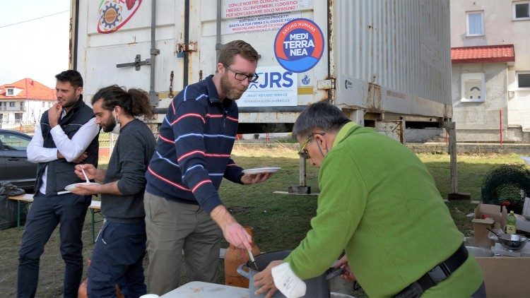 Padre Stanko Perica (a sinistra), distribuisce pasti ai rifugiati di Bihac, in Bosnia