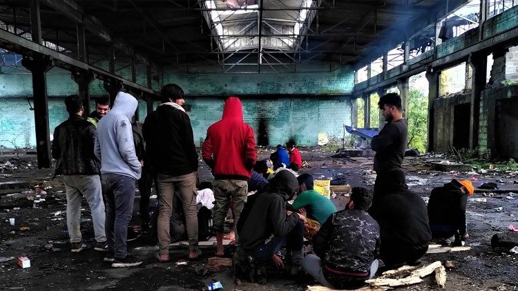 Un gruppo di migranti in una fabbrica abbandonata alla periferia di Bihac, in Bosnia