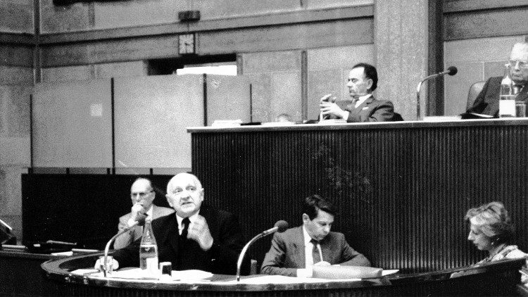  Le père Joseph Wresinki présentant le rapport sur la pauvreté au Conseil économique et social, en 1987 (Crédits photo: Centre Joseph Wresinski)