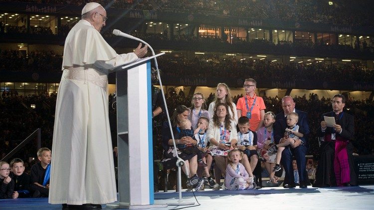 Quando o Papa fala para as famílias, e diretamente para os casais, "eles escutam. Minha maior expectativa é que isso seja transmitido para todo o mundo", diz o cardeal Farrel.