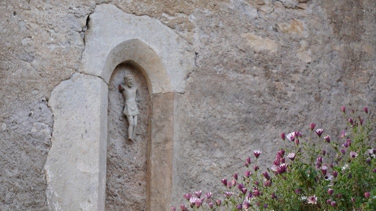 Kruzifix an Kirchenmauer
