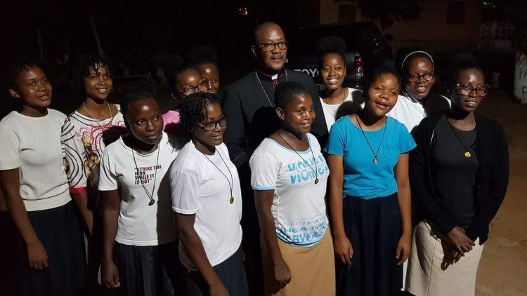Dom Maurício Camuto, Bispo de Caxito (Angola), e um grupo de jovens vocacionadas