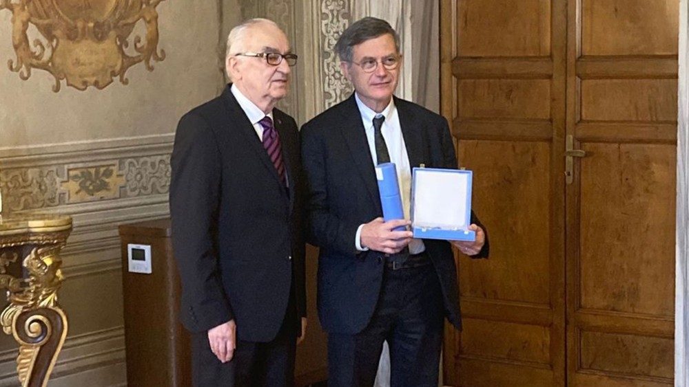 Ambasadorul României pe lângă Sfântul Scaun, Liviu-Petru Zăpîrțan, și prefectul Departamentului pentru comunicare, dr. Paolo Ruffini