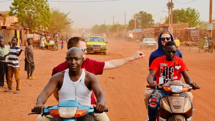 Felix und Till Neumann von Zweierpasch bei einem Projekt in Mali