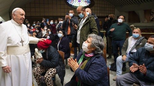 Il Papa festeggia l'onomastico con poveri e senzatetto in fila per il vaccino