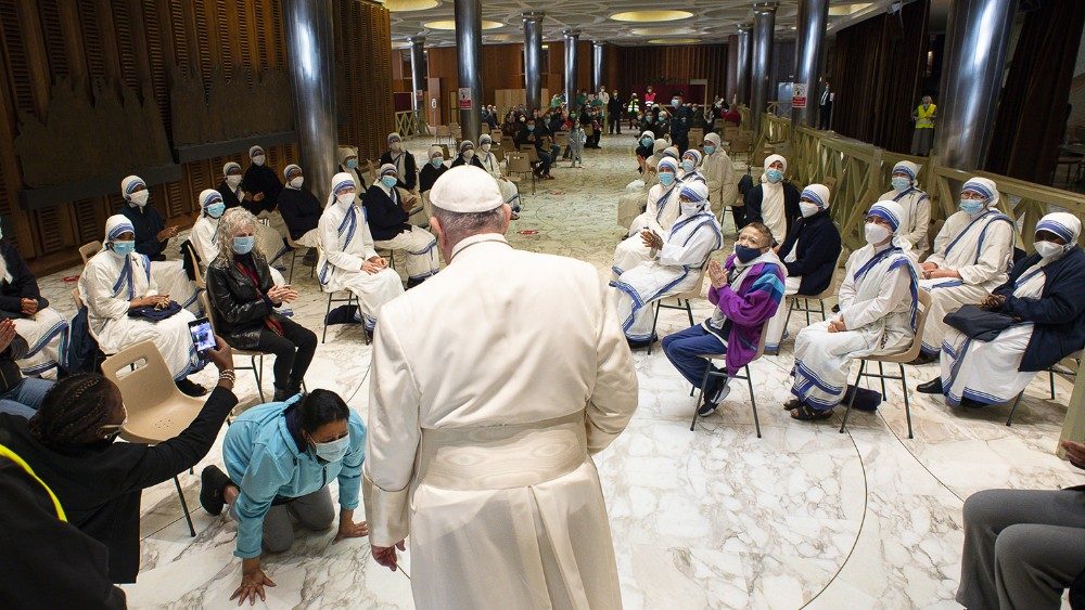 Påven möter hemlösa och volontärer vid vaccination i Vatikanen 23 april