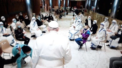 Papež na svoj god v dvorani Pavla VI., kjer poteka cepljenje za pomoči potrebne osebe