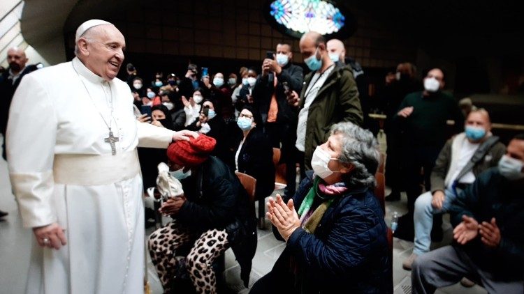 Папа Франциск в атриума на зала Павел VI във Ватикана сред бездомни, в очакване да получат ваксина срещу Covid -19. 2021.04.23 