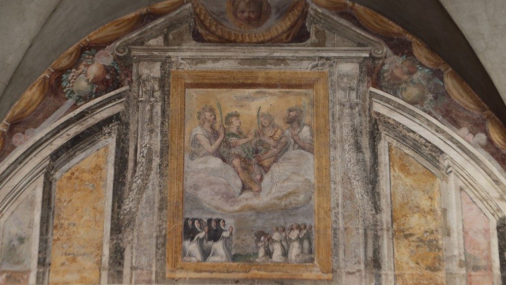 Z interiéru Baziliky Quattro Coronati