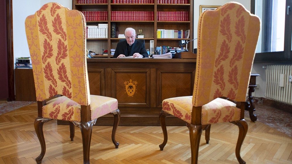 Kardinál Ouellet u svého pracovního stolu