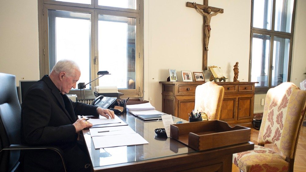 2021.04.26 Congregazione per il Clero - il cardinale Ouellet alla sua scrivania 2