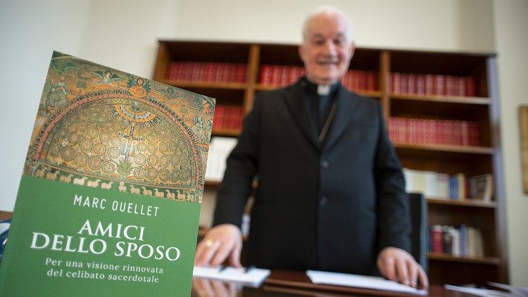 Le cardinal Ouellet et la couverture de l'édition italienne de son livre sur le célibat sacerdotal.