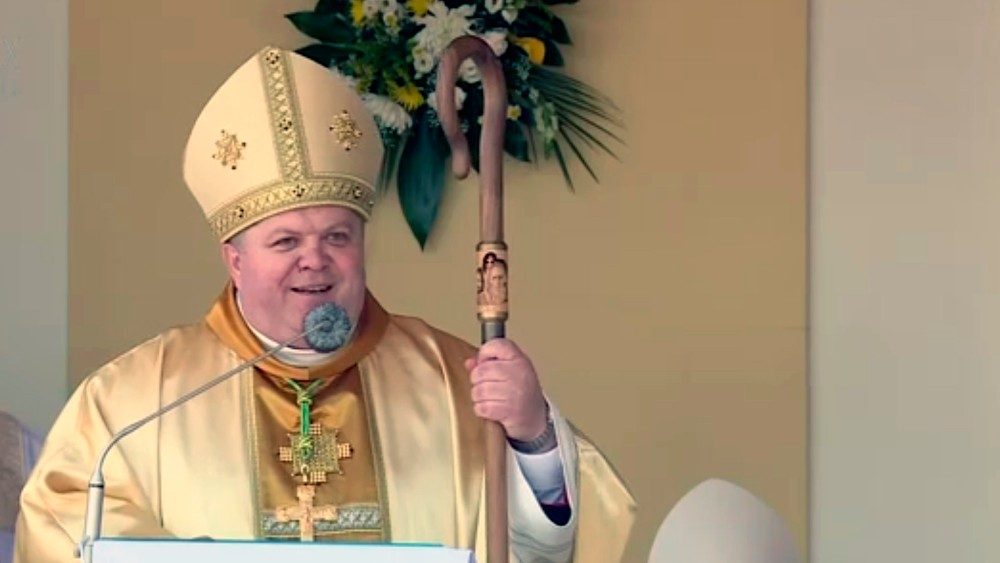Nový nitriansky pomocný biskup Mons. Peter Beňo pri slávnosti konsekrácie 24. apríla 2021 (snímka z prenosu TV LUX)