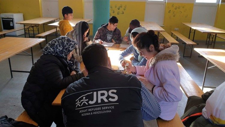 Vullnetarët e Shërbimit të Jezuitëve për Refugjatët ndihmojnë në përpiilimin e dokumenteve, Bihaç