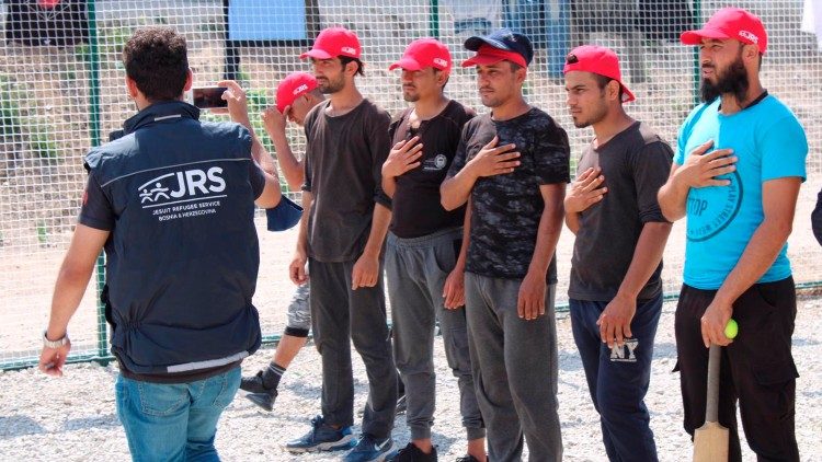 La squadra di cricket di un gruppo di profughi per una sfida organizzata dal Jre