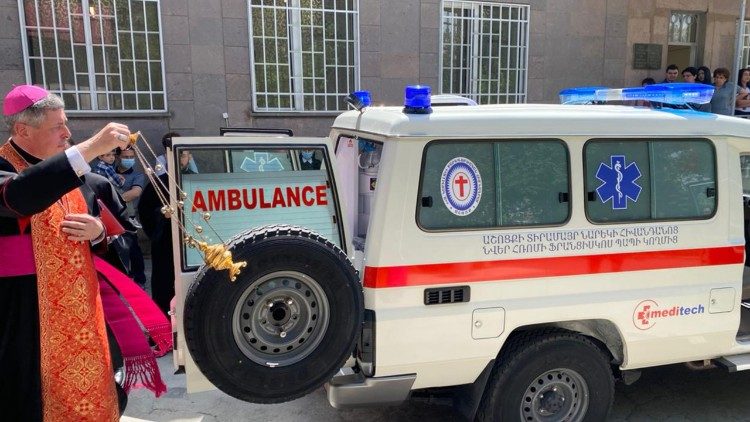 Papa Francesco ha donato attrezzature mediche all'Armenia per contrastare il coronavirus, qui la benedizione di una nuova ambulanza