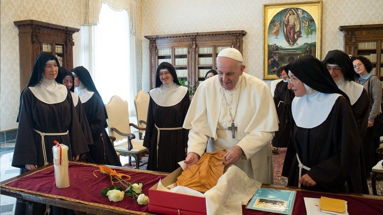 Ferenc pápa találkozik a paganicai klarissza nővérekkel