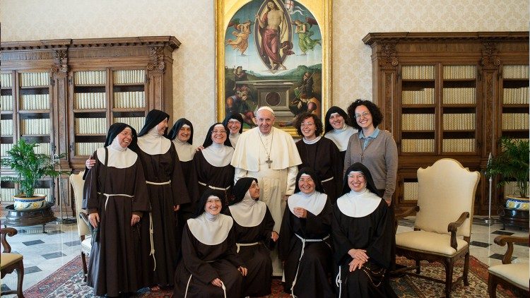 바티칸에서 파가니카의 클라라 수도회 수녀들과 만난 교황