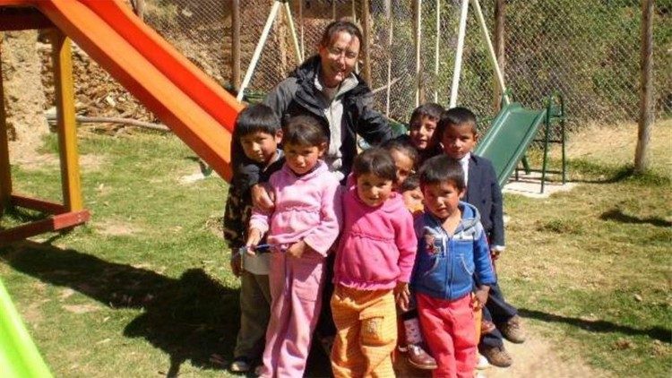 Nadia De Munari con un gruppo di bambini peruviani