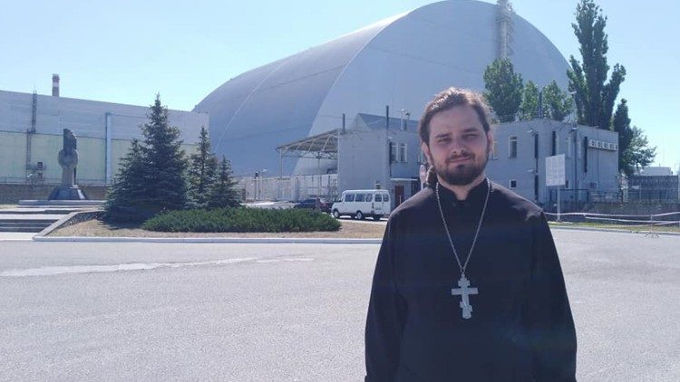 Отець Юрій Логаза перед ізоляційною спорудою на ЧАЕС