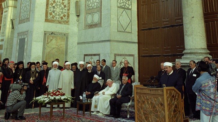 6. Mai 2001: Papst Johannes Paul II. in der Omajjaden-Moschee in Damaskus. Das erste Mal, dass ein Papst den Fuß in eine Moschee setzte...